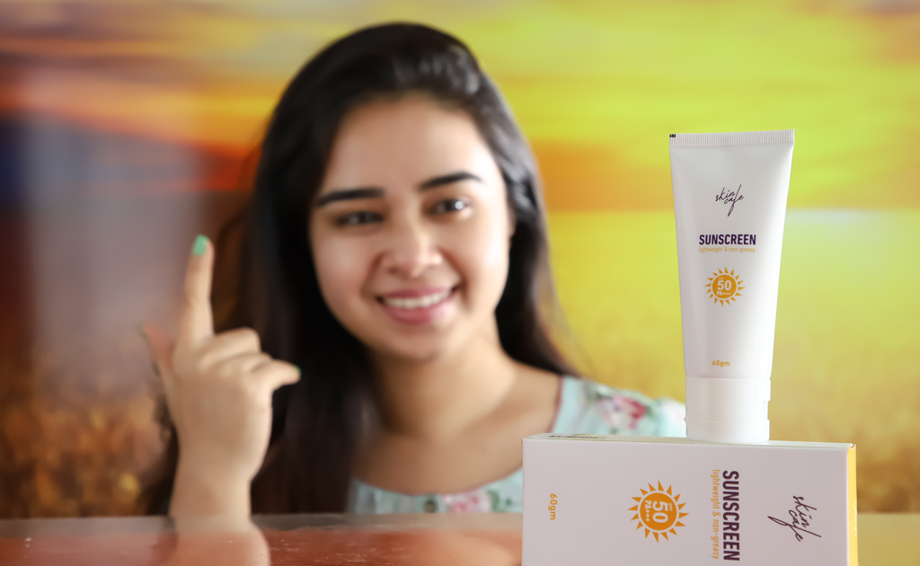 skin cafe sunscreen সামনে একজন মডেল পিছে দাঁড়িয়ে আছে 