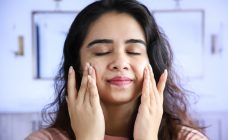 একজন অয়েলি স্কিনের অতিরিক্ত তেলতেলেভাব কন্ট্রোল করছেন