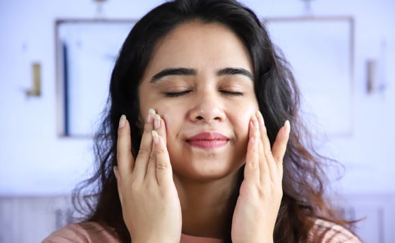 একজন অয়েলি স্কিনের অতিরিক্ত তেলতেলেভাব কন্ট্রোল করছেন