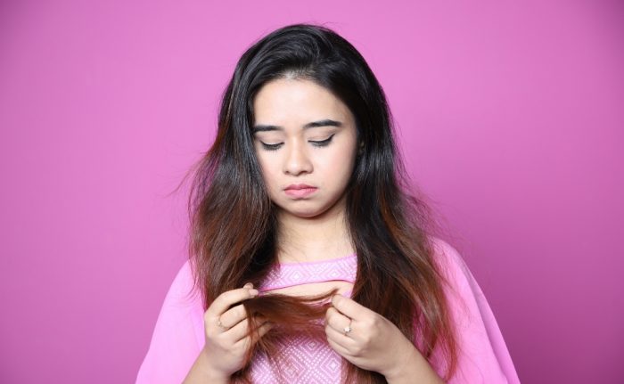 চুলের আঠালো ও তেলতেলে ভাব দেখে হতাশ একজন