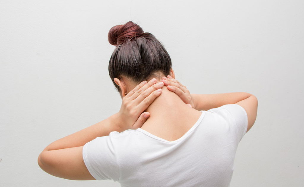 ¿Qué causa el dolor de cuello repentino y cómo deshacerse de él?