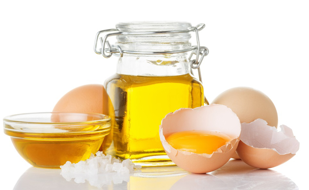 Uso de huevos y aceite de oliva para conseguir un cabello sano 