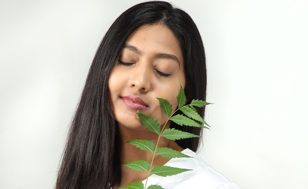 Las propiedades herbales del neem harán que la piel y el cabello se vuelvan hermosos de forma natural